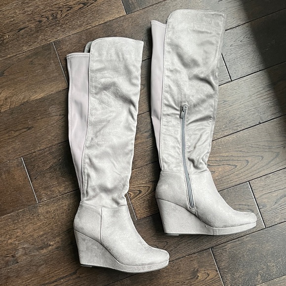 Chinese Laundry Women's Lulu Gray Sueded Wedge Heeled Boots - Picture 3 of 8